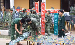 Cán bộ, chiến sĩ Tiểu đoàn 5, Trung đoàn 335, làm bia bảng phục vụ huấn luyện tại đơn vị