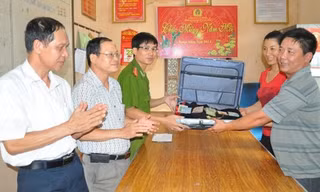 Trao trả tài sản cho gia đình anh Hoàng VĂn Hân. Ảnh do công an cung cấp