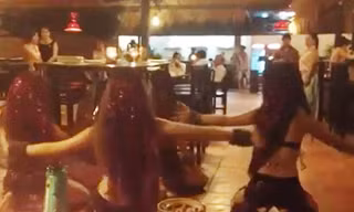 Thiếu nữ mặc 'mát mẻ' nhảy bốc lửa ở quán nhậu