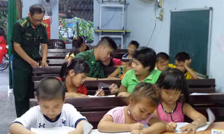 Lớp học đặc biệt của bộ đội biên phòng giữa Sài Gòn. Ảnh: TĐ