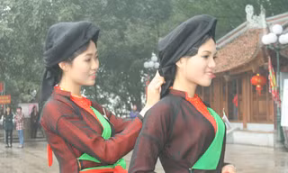 Người đẹp làm dáng trong chùa Bút Tháp. ảnh: Nguyễn trường