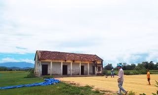 Căn nhà kho phơi lúa - nơi 12 người dân Tân Hiệp bị sét đánh. 