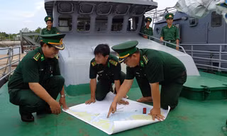 Ban chỉ huy Hải đội 2 bàn phương án tác chiến ngay trên tàu. Ảnh: T.Đ