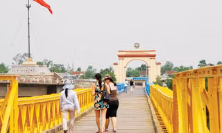 Lá cờ tung bay ở Khu di tích lịch sử quốc gia đặc biệt Đôi bờ Hiền Lương-Bến Hải. ảnh: H.T