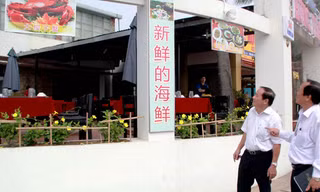 Kiểm tra bảng hiệu quảng cáo vi phạm. ẢNH: NGUYỄN HUY