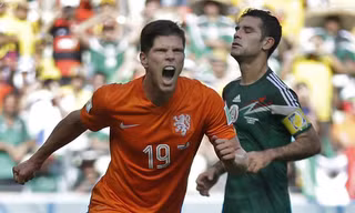 Vào sân từ băng ghế dự bị, Huntelaar ghi bàn quyết định cho Hà Lan. Ảnh: AP