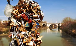 Khóa tình yêu khiến các cây cầu ở Paris 'oằn lưng' gánh đỡ