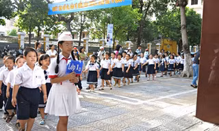 Bỏ chấm điểm để giảm áp lực cho HS Tiểu học, nhiều ý kiến cho rằng giáo viên phải công tâm trong đánh giá, nhận xét học sinh. 