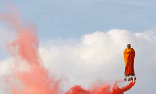 Nghệ sỹ Li Wei biểu diễn trên bầu trời La Villette ở Paris, Pháp với sự trợ giúp của dây cáp