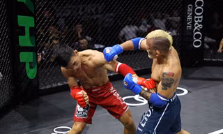 Trần Ngọc Lượng (trái) thắng Robson gây nhiều tranh cãi 