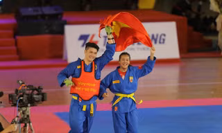 Võ sĩ Nguyễn Hữu Toàn ăn mừng chiến thắng.