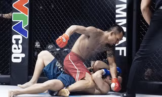 Chiến thắng chóng vánh cho Trần Quang Lộc bằng kĩ thuật “giã gạo” (ground and pound) trong MMA. 