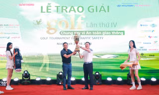 Ông Nguyễn Bá Kiên, Tổng biên tập Báo Giao thông, Trưởng ban Tổ chức trao cúp cho nhà vô địch Nguyễn Hồng Hải