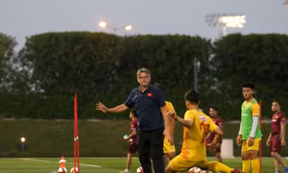 HLV Philippe Troussier siết kỷ luật trong buổi tập đầu của U23 Việt Nam