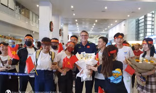 Đội tuyển Việt Nam đổ bộ Philippines, được người hâm mộ chào đón nồng nhiệt 