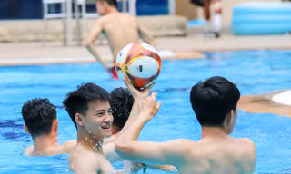 Cầu thủ U22 Việt Nam thư giãn ở bể bơi sau trận thắng Singapore 