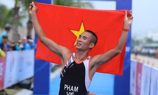 Khoảnh khắc Phạm Tiến Sản sung mãn lao về đích, bảo vệ HCV duathlon