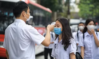 Trở lại trường sau Tết: Học sinh kẹt ở quê và các trường hợp F0 được xử lý như thế nào?