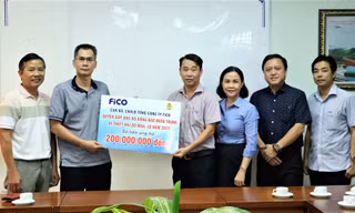 Thông qua báo Tiền Phong, ông Lã Thế Hiệp (thứ 4 từ phải qua) cùng đại diện Công đoàn Tổng công ty FiCO l trao tiền ủng hộ đồng bào miền Trung bị bão lũ