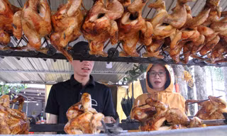 Khó cưỡng với đặc sản gà nướng, cơm lam Măng Đen