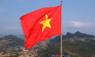 Dòng người nườm nượp lên cột cờ Lũng Cú dịp lễ 30/4-1/5