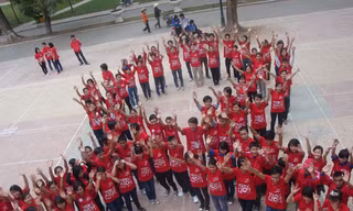 Thành viên CLB SV phòng chống tệ nạn xếp hình ruy băng đỏ, biểu tượng chống HIV/AIDS