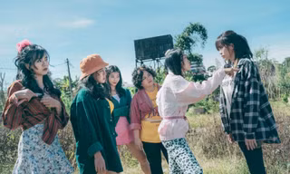 Thiều Bảo Trâm ẩu đả cùng nữ quái trong MV, gợi nhớ phim “Tháng Năm Rực Rỡ“