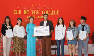 MC Thanh Thảo Hugo hội ngộ MC Minh Phúc tại trường xưa, trao học bổng cho các bạn MC trẻ