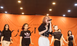 Clip: Phùng Khánh Linh dốc sức tập vũ đạo, vui mừng vì showcase đã “cháy vé“