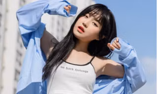  Han Sara nhá hàng sản phẩm "comeback" bằng hình ảnh chàng trai giấu mặt 