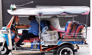Tài xế Tuk Tuk tại Thái Lan “chuyển nghề” giao hàng tận nơi do không có khách
