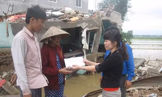 Đại diện báo Tiền Phong trao quà cứu trợ khẩn đến nhà bị sập hoàn toàn và có người mất do lũ