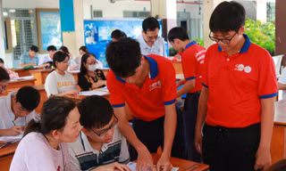TP.HCM: Chiến sĩ Hoa Phượng Đỏ tích cực hỗ trợ công tác tư vấn nhập học khối 10