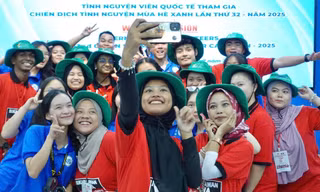 Chào mừng đoàn sinh viên quốc tế đến TP.HCM tham gia chiến dịch Mùa Hè Xanh 2025