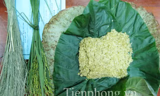 Cốm Vòng làm mộc - không nhuộm phẩm màu vẫn được nhiều người ưa chuộng. Ảnh: Tuấn Nguyễn