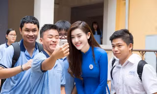 Huyền My nhí nhảnh giữa 'vòng vây' của các em học sinh