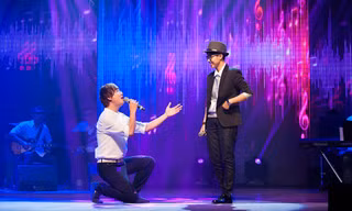 Vũ Cát Tường ngượng ngùng vì Sỹ Luân quỳ gối khi song ca