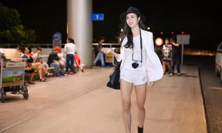 Vũ Ngọc Anh khoe chân dài gợi cảm ở sân bay