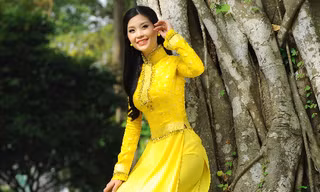 Á hậu Diễm Trang thướt tha trong áo dài vàng rực