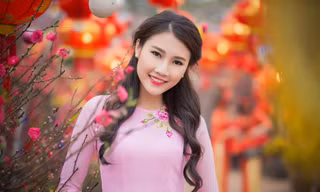 Top 5 HHVN Thanh Tú đẹp 'ngây ngất' giữa vườn đào Xuân