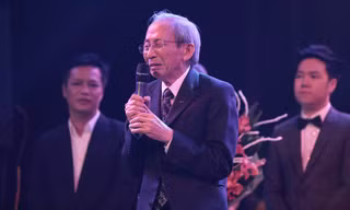 Nguyễn Ánh 9 khóc không ngừng trong liveshow cuối