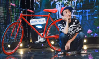 Hoài Linh mặc đồ Hip-hop sành điệu đi bán kẹo kéo 