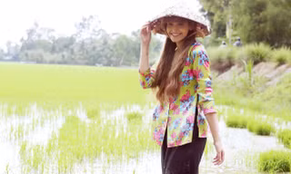 An 'Tây' làm gái quê, đội nón lá đi cấy lúa