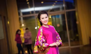 Người đẹp Thanh Tú duyên dáng và lộng lẫy với áo dài Lan Hương.