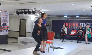Thí sinh Next Top Model bế thốc Thanh Hằng trên sân khấu