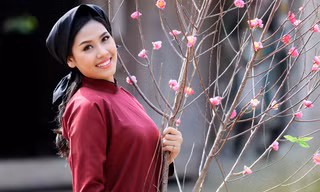 Trong trang phục áo dài nâu tươi, đầu chít khăn vuông mỏ quạ, Nguyễn Thị Loan rạng rỡ hóa cô đào và hòa mình vào điệu hát Xoan phường An Thái. 
