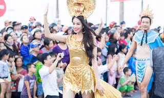 Phạm Hương nóng bỏng tại Carnaval đường phố Quảng Bình