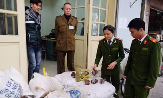 Lực lượng chức năng kiểm tra hàng hóa.