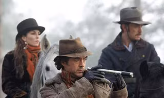 Sherlock Holmes 2: Hấp dẫn, hài hước hơn