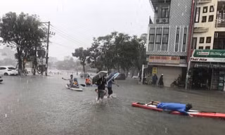 Đường phố Đà Nẵng hóa sông, người dân đổ ra chèo thuyền, bắt cá mặc thành phố can ngăn